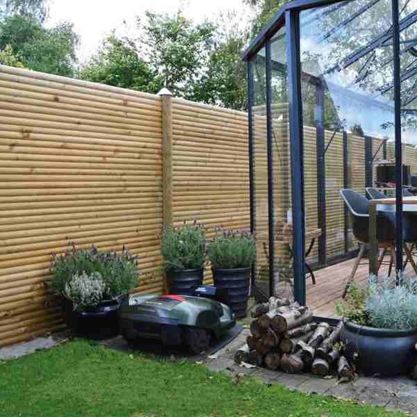 Det flotte Lund havehegn i en have med planter