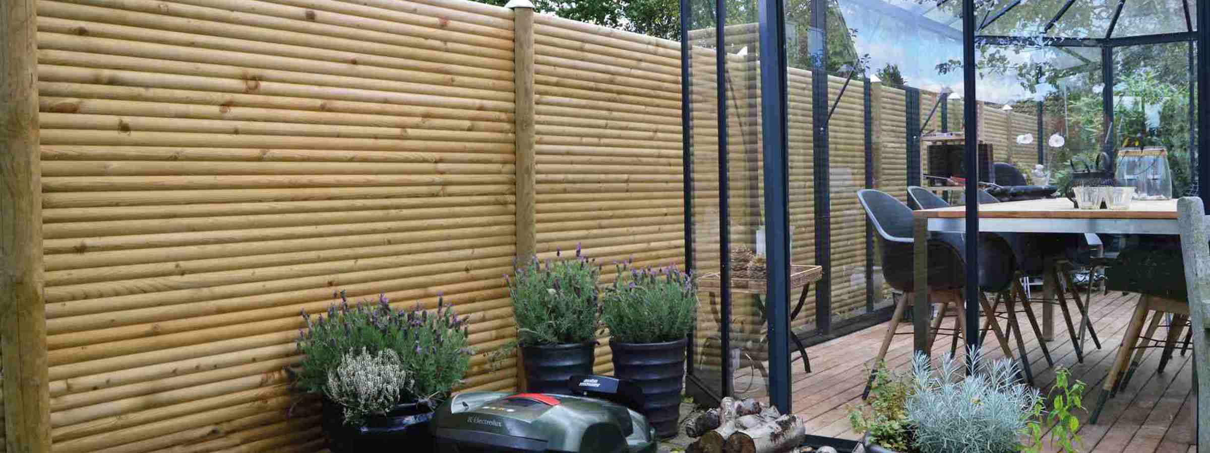 Det flotte Lund havehegn i en have med planter