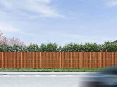 Noistop Essential støjhegn med sort ramme, fuldt dækket af tilvalgte træpaneler. En fodgænger går forbi, og en bil passerer på vejen.