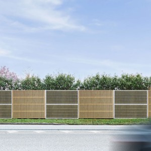 Noistop Essential støjhegn med galvaniseret stålramme og metalpaneler, delvist dækket af lyse trælameller. En fodgænger går forbi, og en bil passerer på vejen.