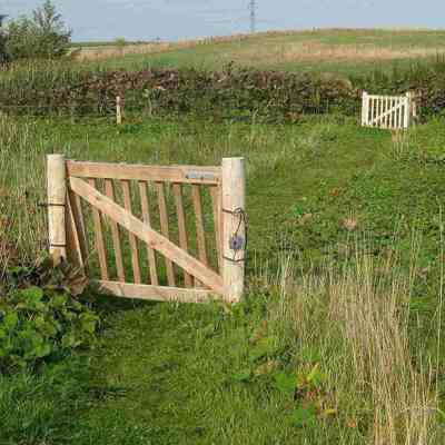 I forgrunden ses en klaplåge, og i baggrunden ses endnu en klaplåge