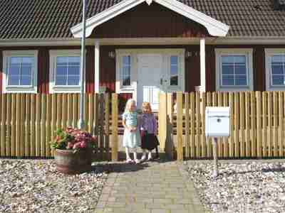 To piger står foran et Terndrup-stakit