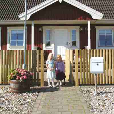 To piger står foran et Terndrup-stakit