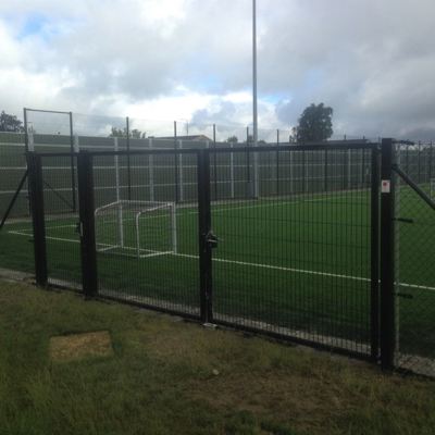 Et Noistop® Steel støjhegn fra Poda Hegn opsat til at afskærme støjen fra en offentlig fodboldbane