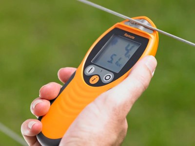 En strømmåler der måler strøm på et elhegn