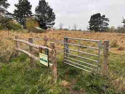 Billede af en stållåge ind til en mark