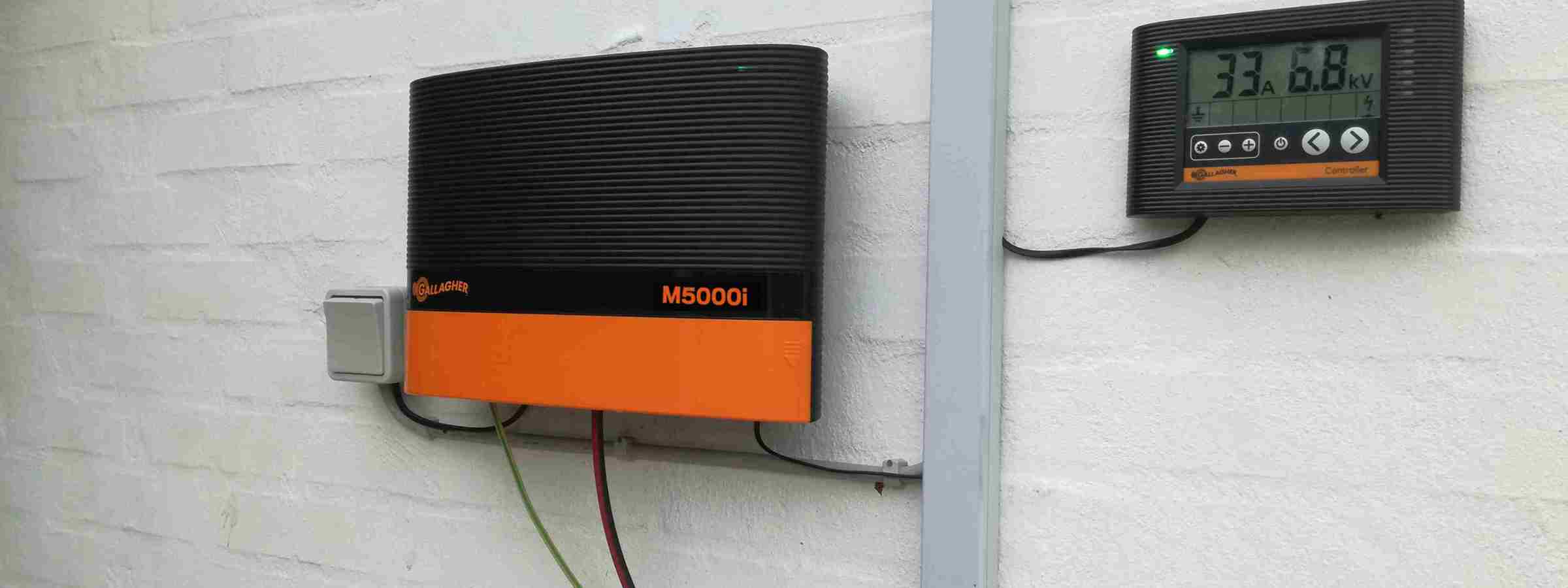 En multipower strømgiver sat op på en hvid murstensvæg