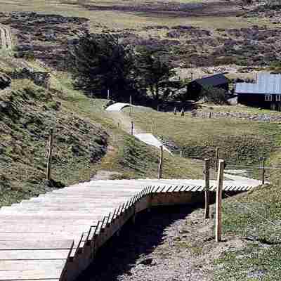 En flot bro i træ letter adgangen i et naturområde for besøgende.
