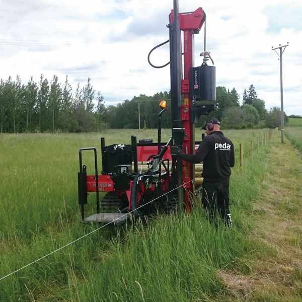 Poda montør slår pæle i med Protech pælehammer