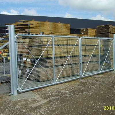 En trælast bliver beskyttet af en svingport