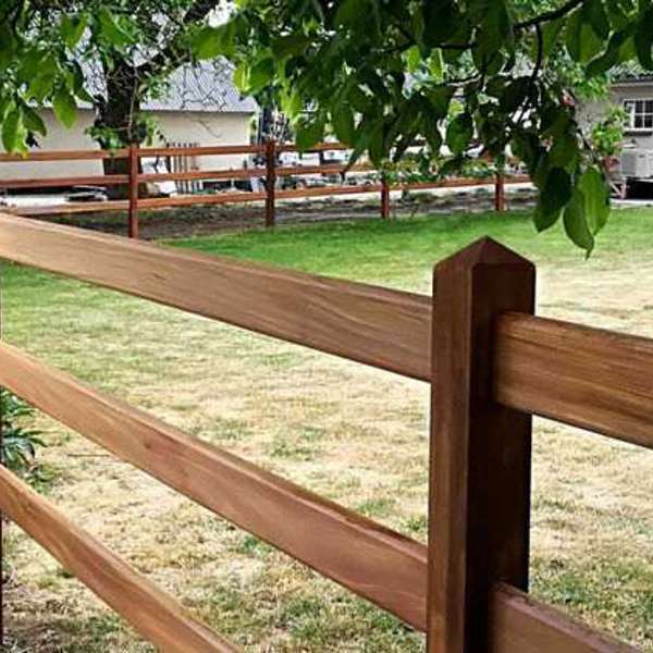 Et Oxford lægtehegn i hårdttræ omgrænser en landejendoms forhave