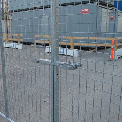 Et nærbillede af en letvægtslåge med gitter, som øger sikkerheden på byggepladsen