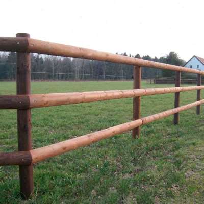 En tom hestefold med et lægtehegn med tre lægter i forgrunden.