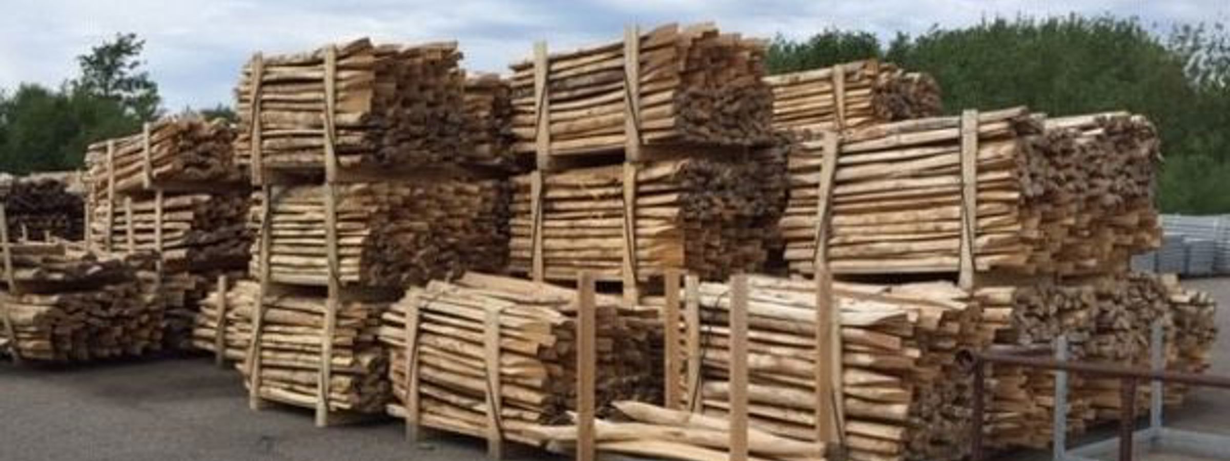 En masse træ hegnspæle stablet på hinanden