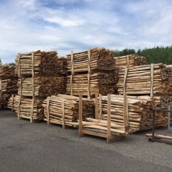 En masse træ hegnspæle stablet på hinanden