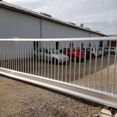 I forgrunden er en grå svæveport, bagved holder der 6 biler parkeret