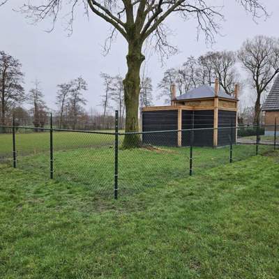 I en have bliver der brugt flethegn til at holde dyrene inde