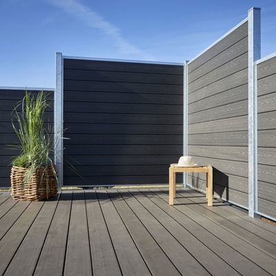 Komposithegn på terrasse - i forskellige højder og bruges som læhegn.