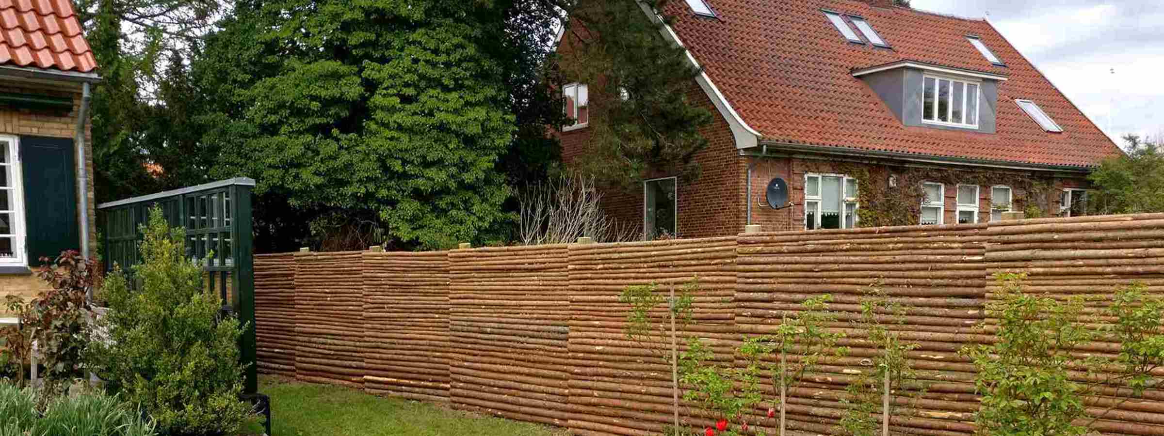 Et raftehegn med bark opdeler to haver