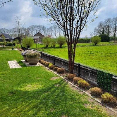 I en have er der anvendt panelhegn for sikkerhed