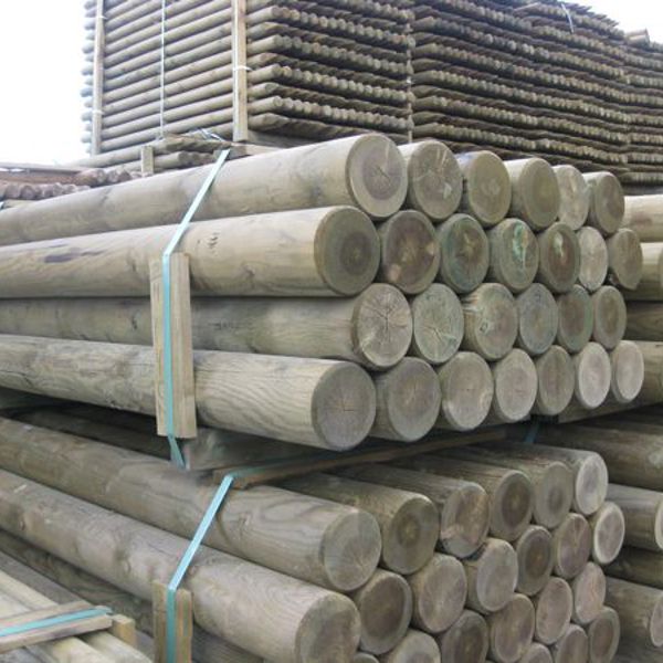 En masse træ hegnspæle stablet på hinanden