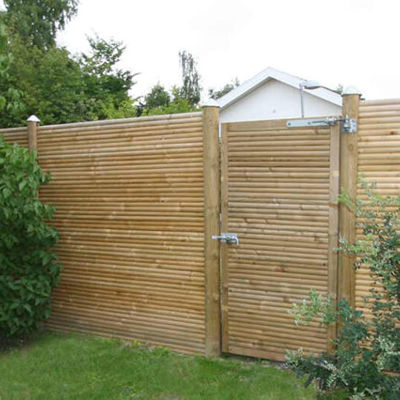 I en have er der en Lund låge. Der er grønne buske på begge sider af lågen