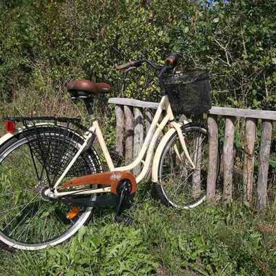 Cykelstativet i træ, er en flot og naturlig løsning