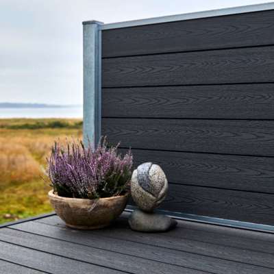 Komposithegn fra Poda på terrasse med blomst.