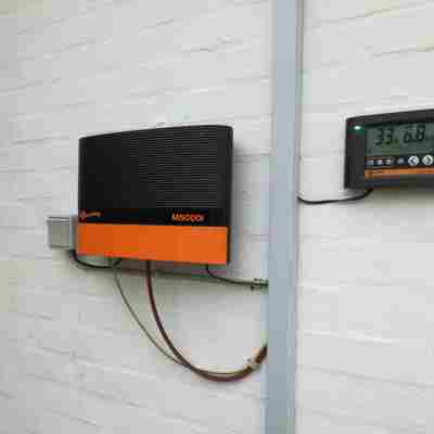 En multipower strømgiver sat op på en hvid murstensvæg
