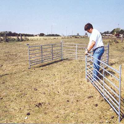 En mand i hvid t-shirt er i færd med at samle en fangefold.