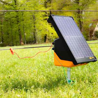 Stor soldrevet strømgiver, som er sat ned i jorden på en mark