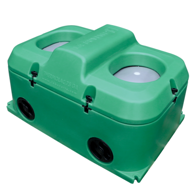 Et nærbillede af et frostfrit drikkekar med to åbninger