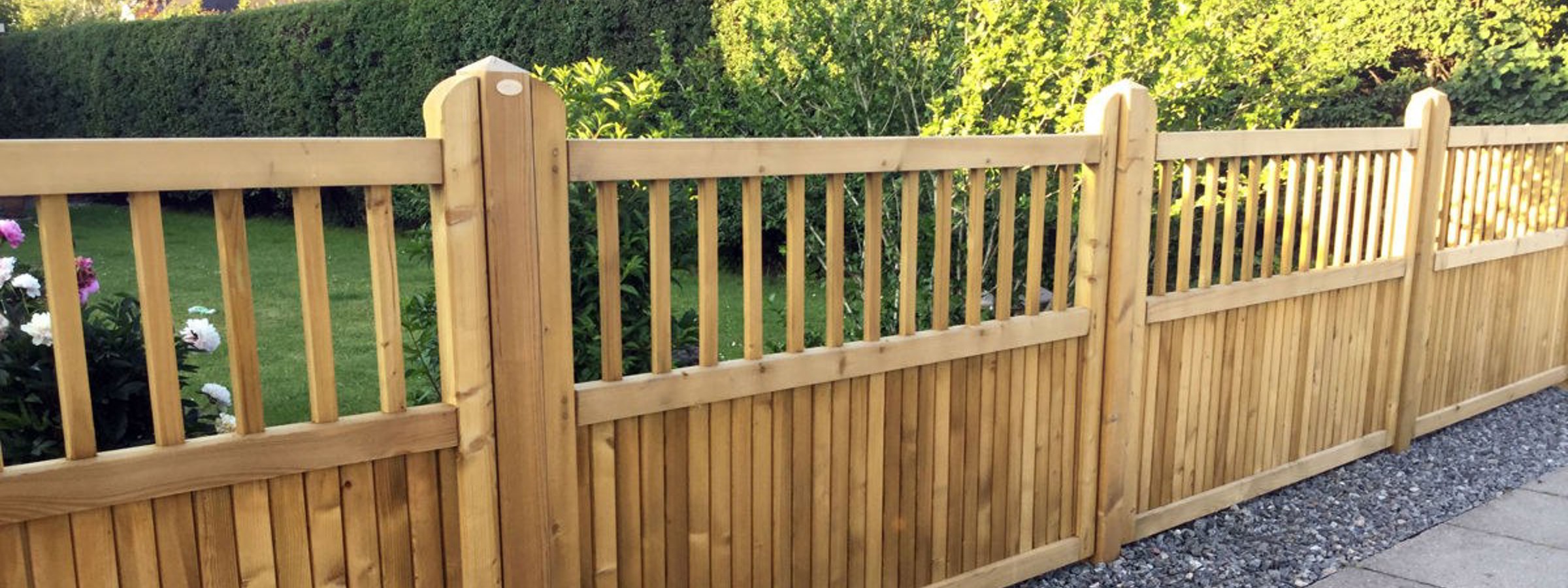 Country Garden havehegn med fortov på den ene side, og have på den anden