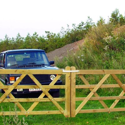 En bil holder bagved en lukket Country Farmer låge