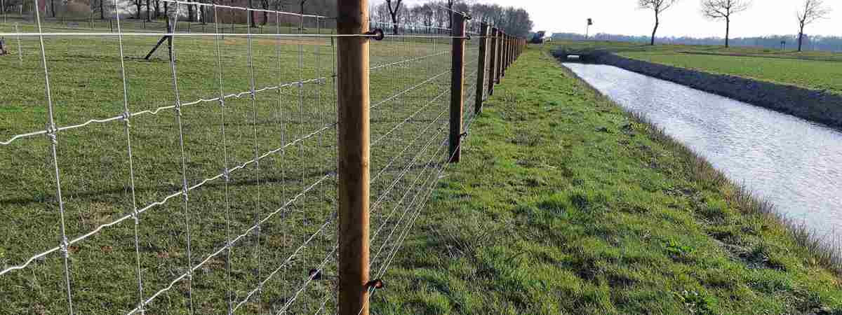 Ulvesikret dyreindhegning, nær en kanal.