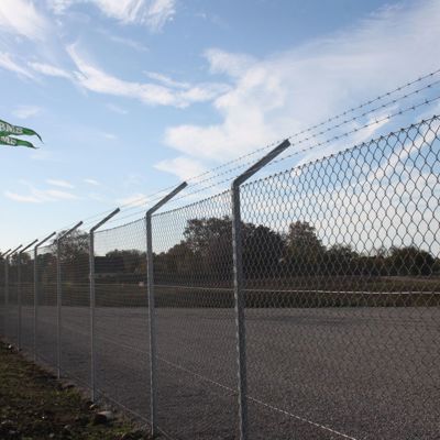 En grus plads er beskyttet med et gråt flethegn