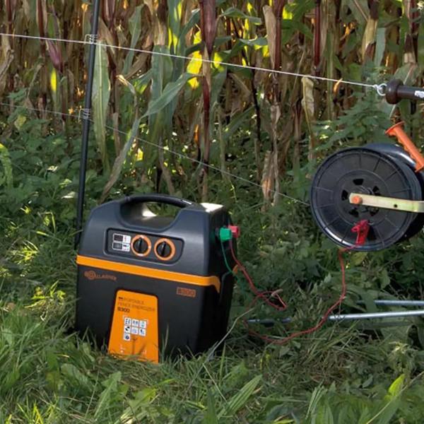 Strømgiver B300 står på en græsplæne som er tilsluttet til et hegn