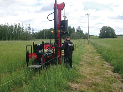 Poda montør slår pæle i med Protech pælehammer