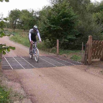 En cykellist kører over en færist