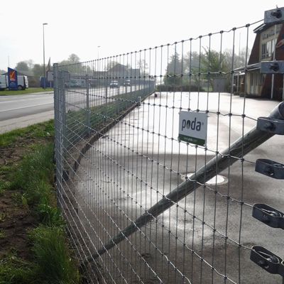 Ved en virksomhed er der monteret et Multinet hegn for at øge sikkerheden