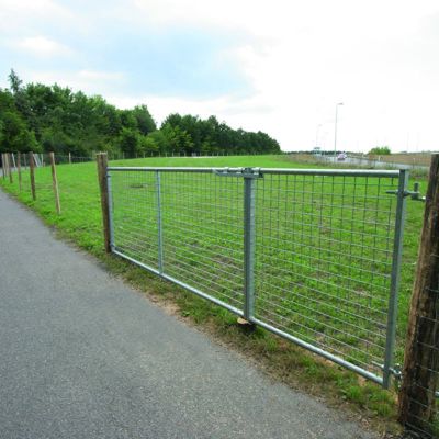 Ud til en vej ligger der en fold, som har en letvægtslåge med gitter som ind- og udgang