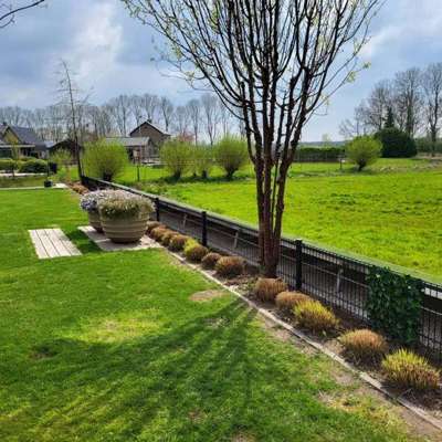 I en have er der anvendt panelhegn for sikkerhed