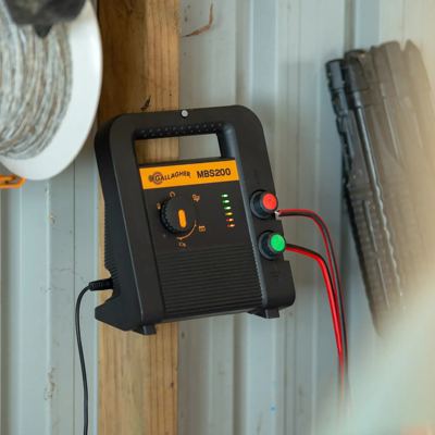 En lille multipower strømgiver der hænger på en stolpe