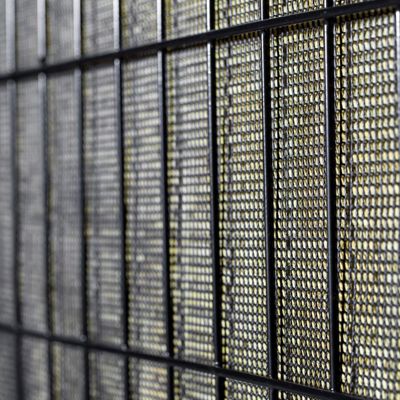 Nærbillede af Noistop Essential støjhegn med sort metalramme og lydabsorberende kerne.