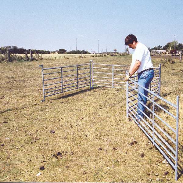 En mand er ved at samle en fangefold