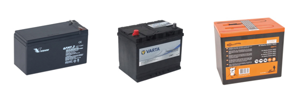 Tre forskellige batterier side om side: et sort genopladeligt Vision-batteri, et større Volta-batteri med røde og sorte terminaler, og et sort og orange Gallagher 9V batteri til elektriske hegn.