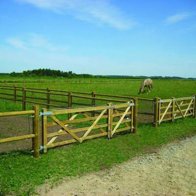 En hest står i den indhegning, som er længst væk. Den indhegning der er tættest på er tom. Begge indhegninger er afsluttet med en Country Farmer låge.
