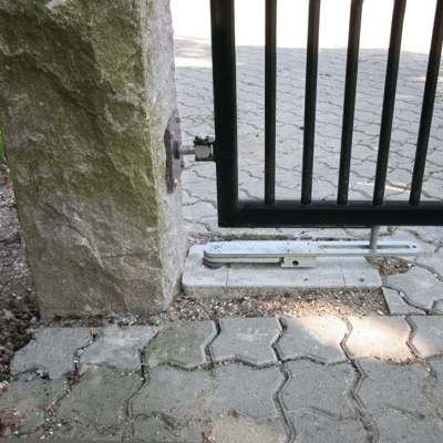 Et nærbillede af hvordan port automatikkens motor er gravet ned