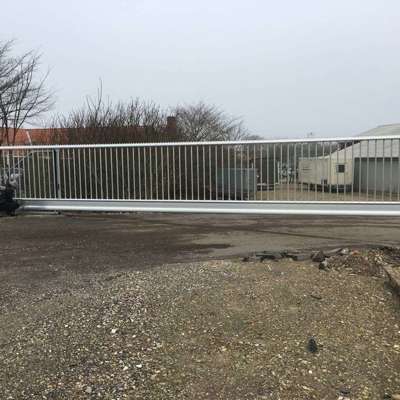 En montør sidder og indstiller en automatisk svæveport