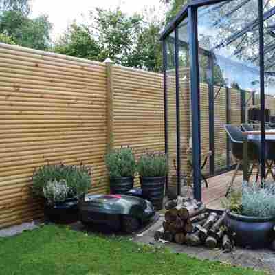 Det flotte Lund havehegn i en have med planter